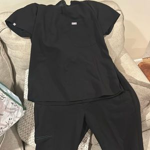 Figs scrubs in size Large petite joggers set.Black